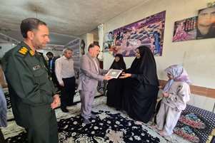 دیدار رئیس شبکه بهداشت و درمان سپیدان با خانواده شهدای شهرستان به مناسبت هفته دفاع مقدس